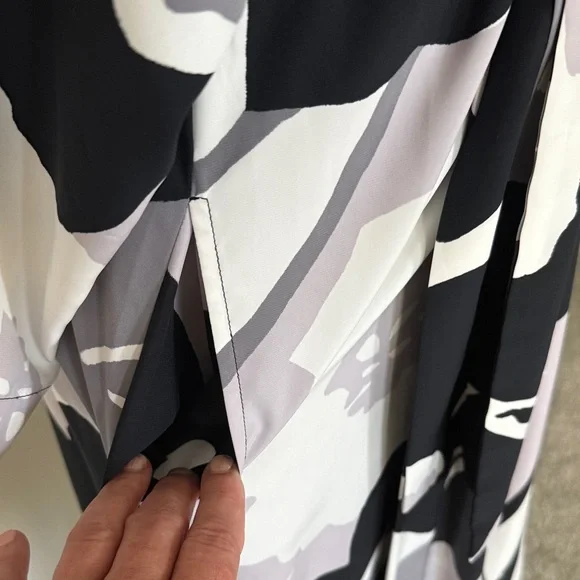 Natori Black and White Patterned Robe - Picture 4 of 4
